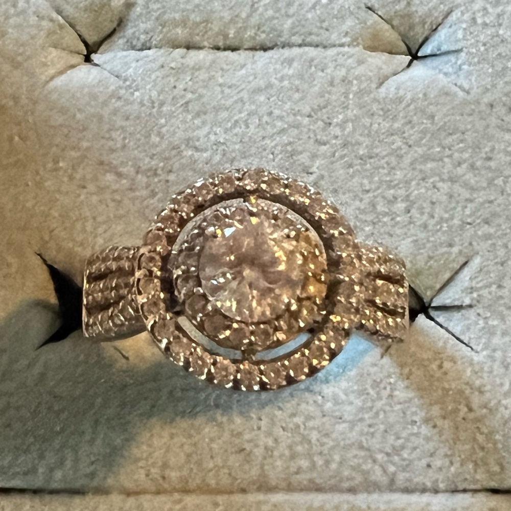Beautiful Round Stone Ring💍🎀💍🎀